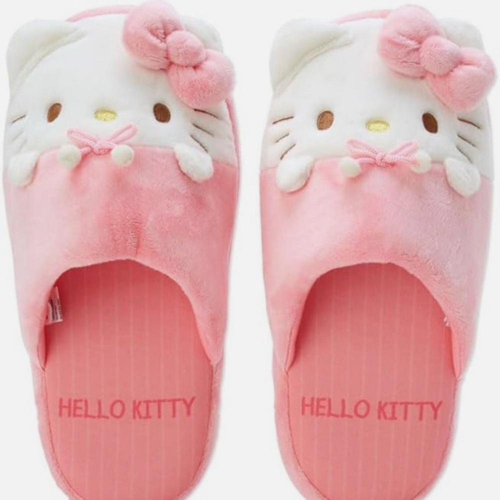 Hello Kitty Character Shaped Warm Slippers Made in Japan (NWT) - Picture 2 of 5
